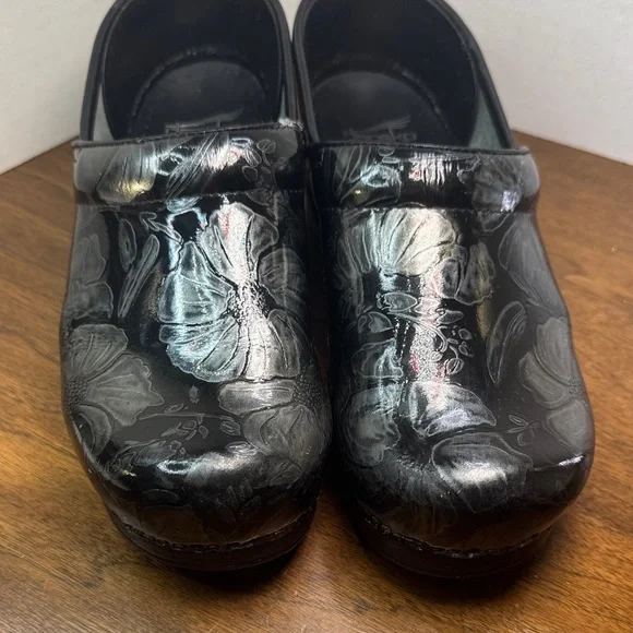 Dansko Tooled Shiny Black Leather Floral Clogs Slip-on Shoes, sz 39, 8-8.5 - Picture 2 of 16
